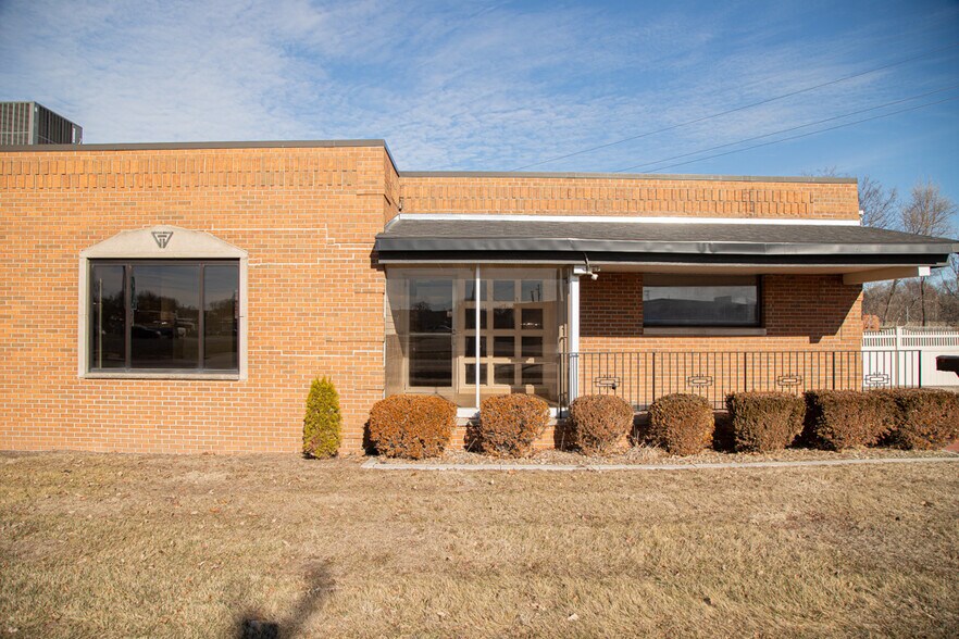 More Photos Of 101 Ashworth Rd, West Des Moines Showroom For Sale