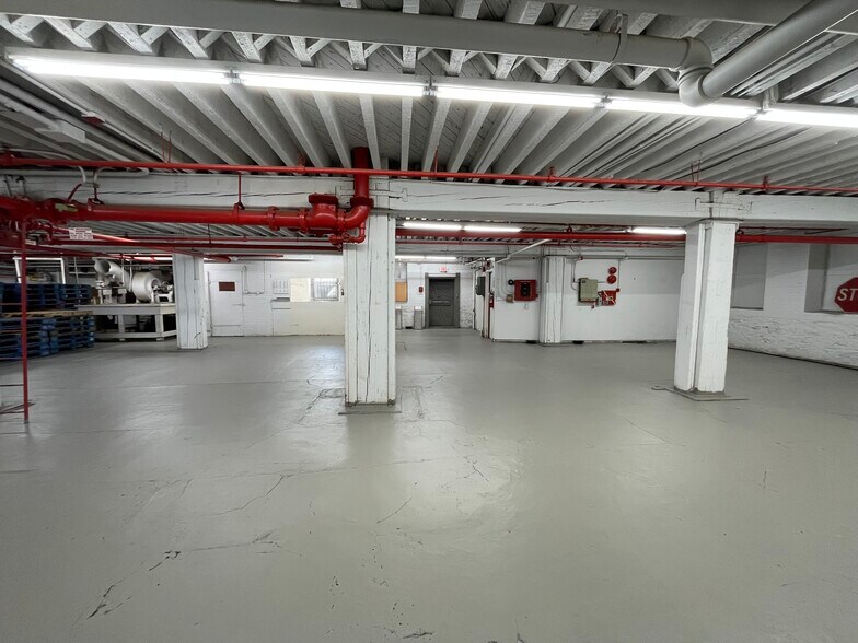 More Photos Of 550-560 Barry St, Bronx Warehouse For Lease