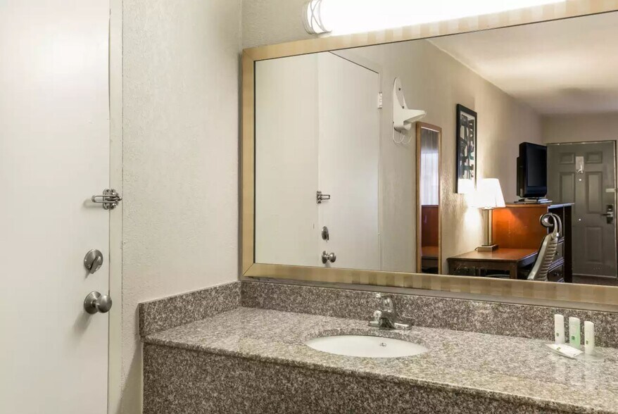 More Photos Of 631 E Barbour St, Eufaula Hotel For Sale