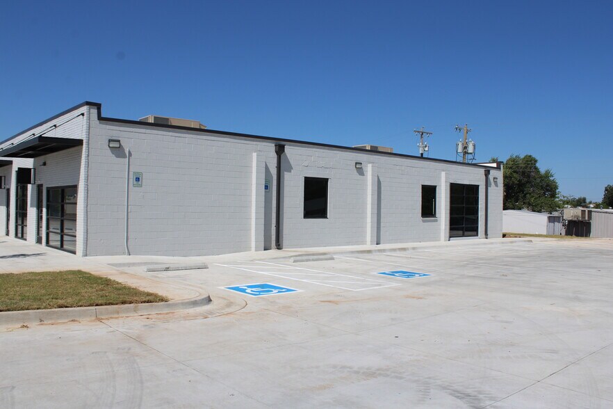 More Photos Of 233 W McArthur Dr, Midwest City General Retail For Lease