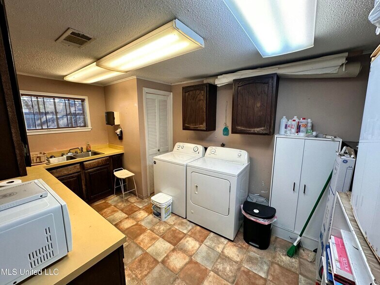 More Photos Of 415 Old Pass Rd, Long Beach Freestanding For Sale