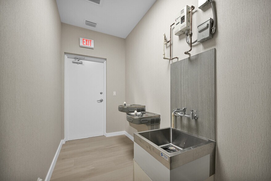 More Photos Of 221 NE 67th St, Miami Warehouse For Sale