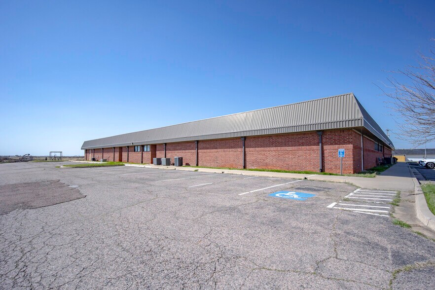 More Photos Of 1400 N Kennedy Ave, Shawnee Office For Sale