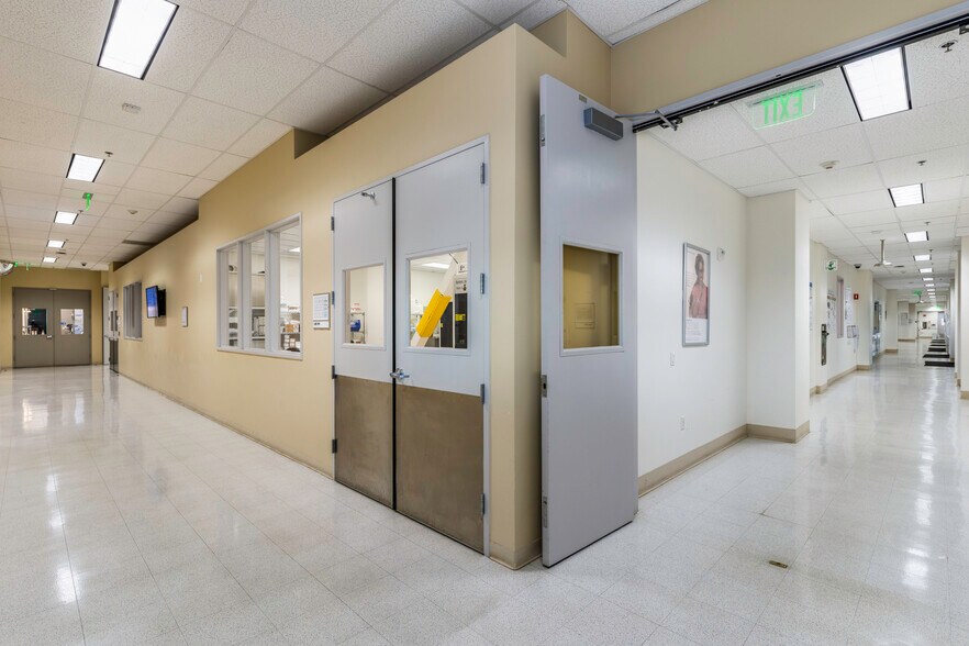 More Photos Of 700 Bay Rd, Redwood City Medical For Lease