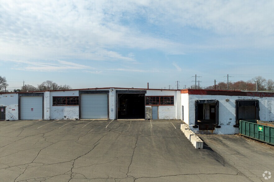 More Photos Of 2424 E State St, Hamilton Warehouse For Lease