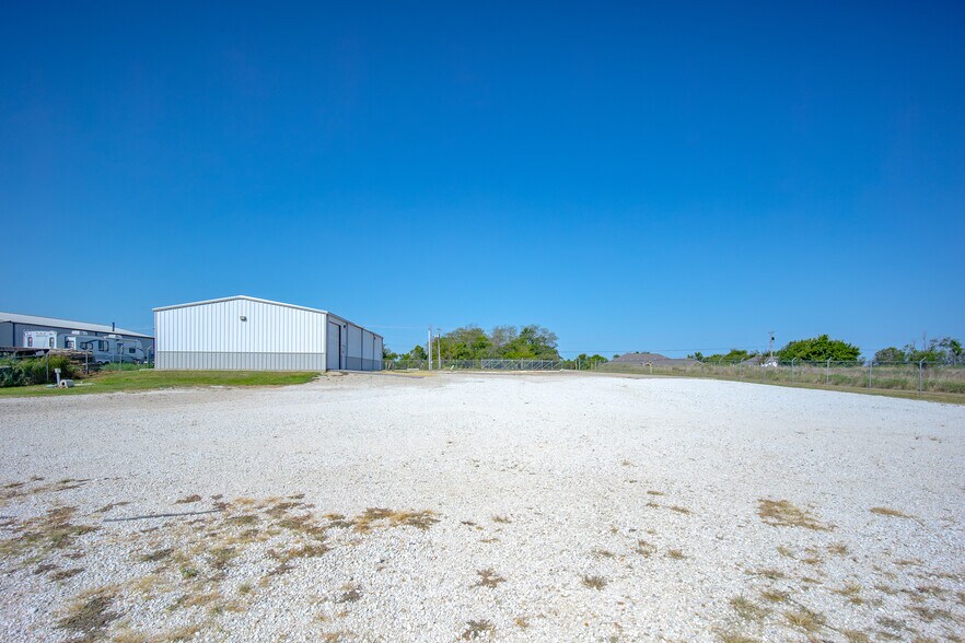 More Photos Of 7811 Kickapoo Ave, Shawnee Warehouse For Lease