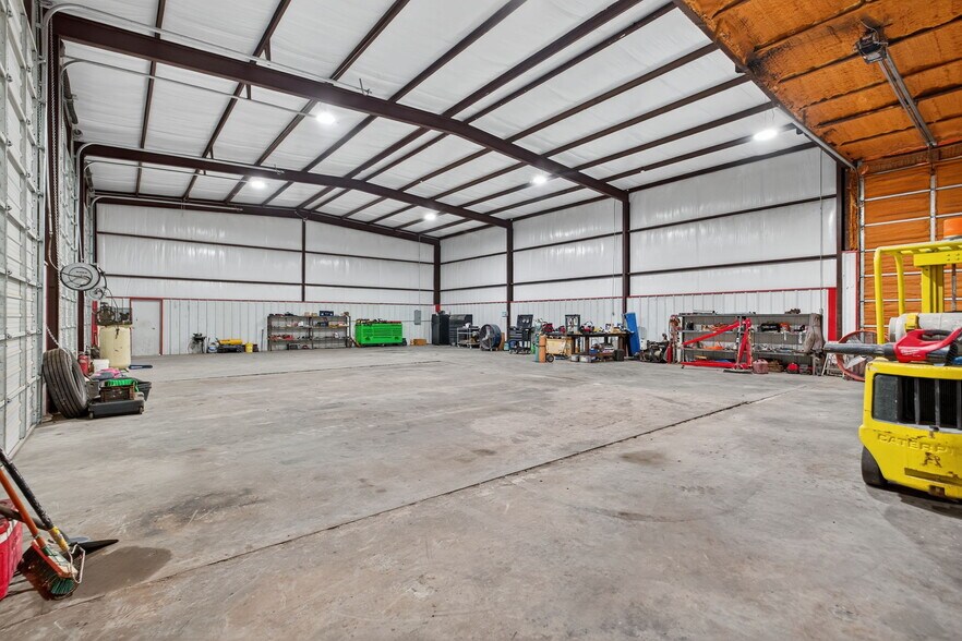 More Photos Of 11010 W Joan Dr, Odessa Warehouse For Lease