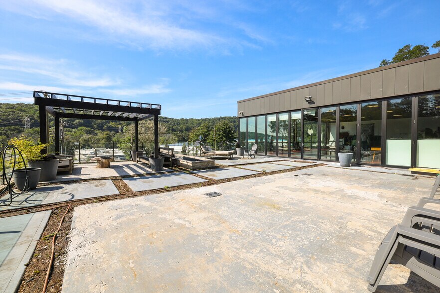 More Photos Of 168 Saw Mill River Rd, Hawthorne Distribution For Lease