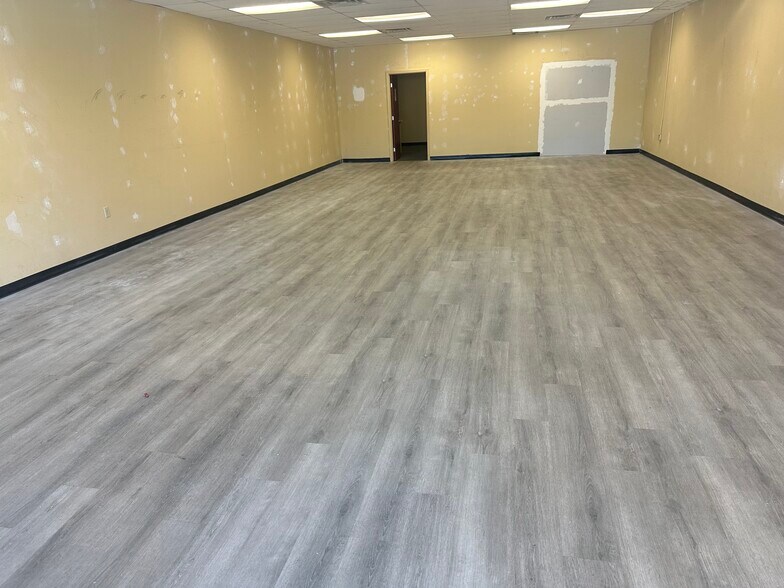 More Photos Of 1330-1384 N Pleasantburg Dr, Greenville Storefront Retail Office For Lease