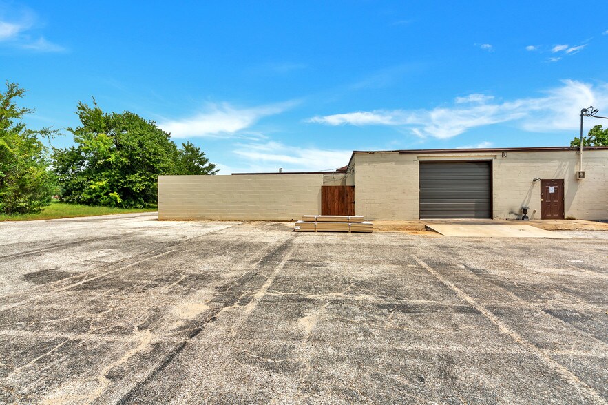 More Photos Of 2001 S Austin Ave, Denison Light Distribution For Lease