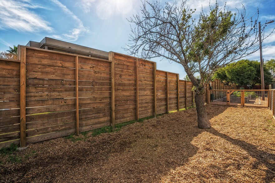More Photos Of 2323 Town Lake Cir, Austin Apartments For Sale