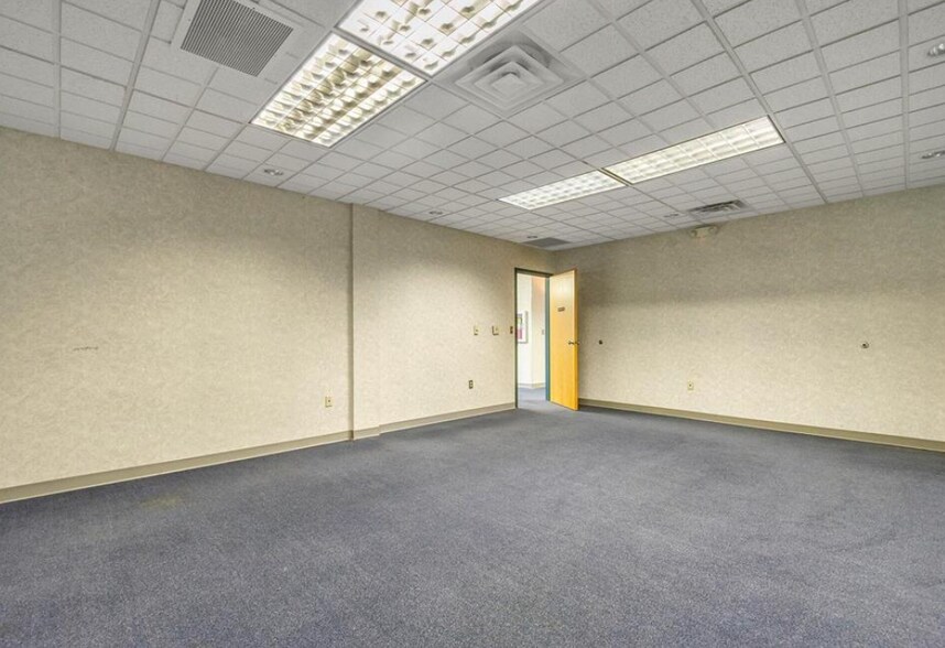 More Photos Of 10650 S Bennett Dr, Morrice Medical For Sale