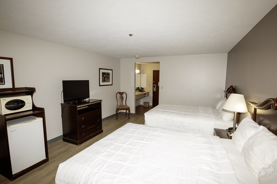 More Photos Of 1520 S Washington St, Du Quoin Hotel For Sale