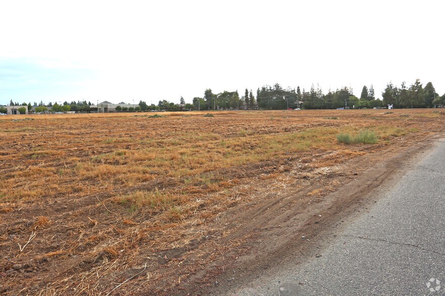 More Photos Of 750 N 1st St, Fresno Land For Lease