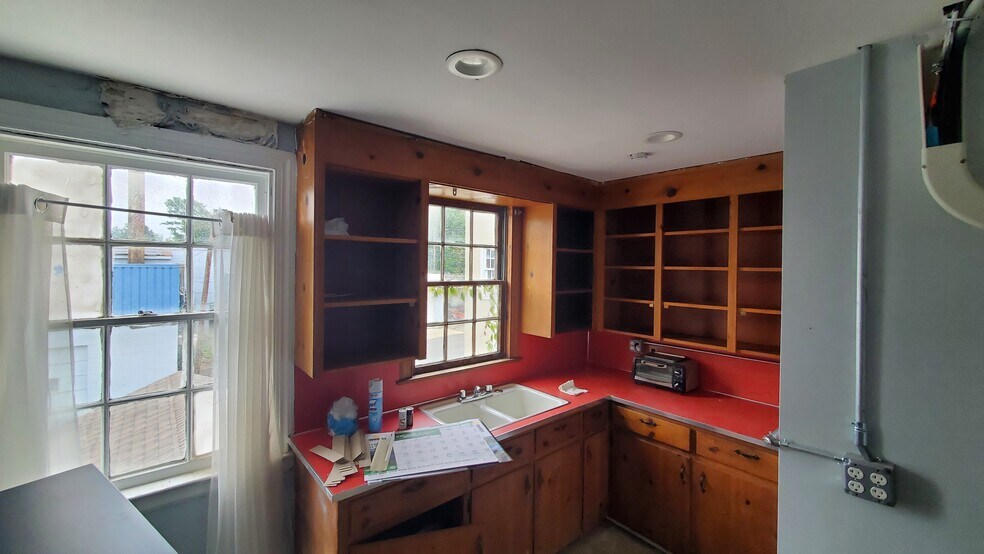 More Photos Of 5 Broadview Ave, Warrenton Freestanding For Lease