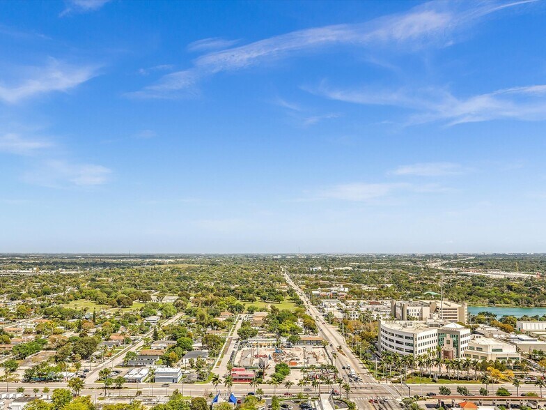 More Photos Of 2731 Broward Blvd, Fort Lauderdale Freestanding For Lease