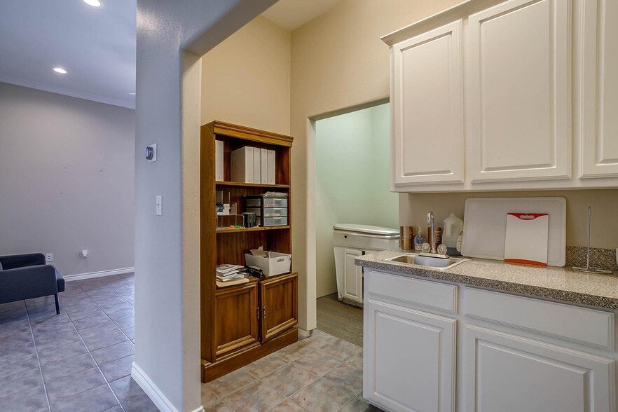 More Photos Of 110 Gotcher Ave, Lake Dallas Warehouse For Sale