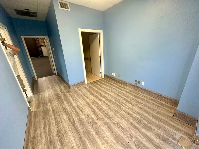 More Photos Of 12165 Metro Pky, Fort Myers Light Manufacturing For Lease