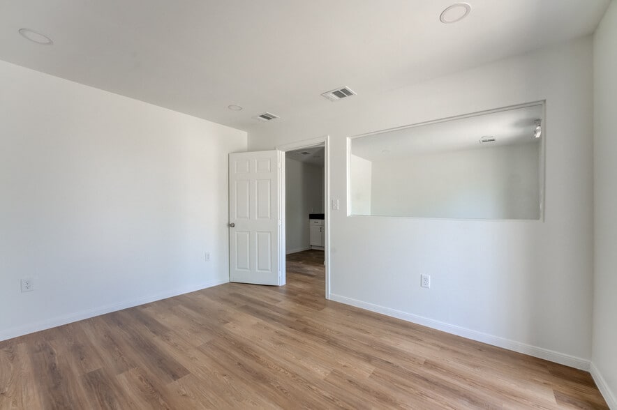 More Photos Of 10215 Papalote St, Houston Showroom For Lease