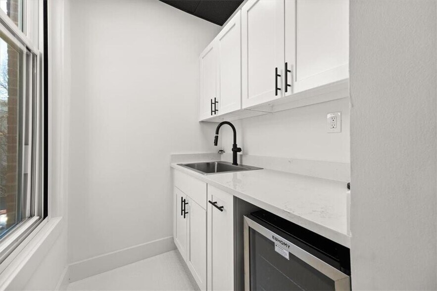 More Photos Of 6111 Peachtree Dunwoody Rd NE, Atlanta Medical For Sale