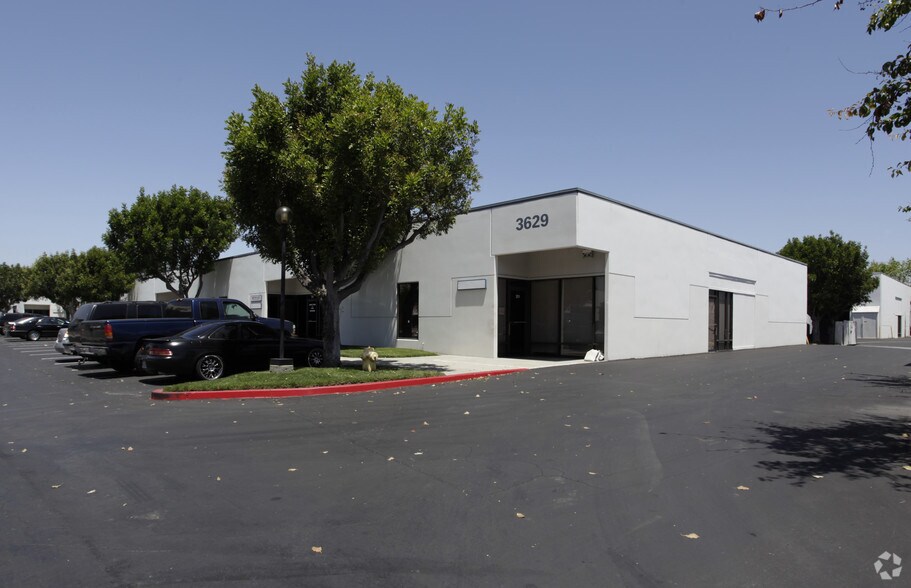 More Photos Of 3629 W MacArthur Blvd, Santa Ana Light Manufacturing For Lease