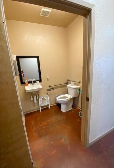 More Photos Of 1309 E Milam St, Mexia General Retail For Sale