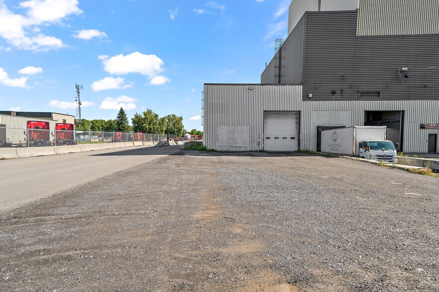 More Photos Of 35-75 Rue De L'acier, Coteau-du-lac Manufacturing For Sale