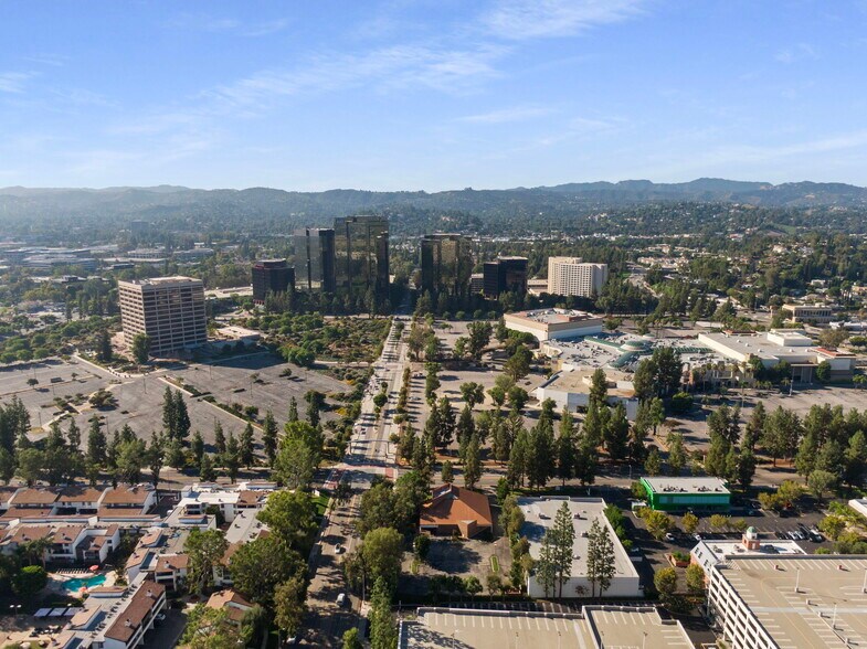 More Photos Of 21725 Erwin St, Woodland Hills Storefront Retail Office For Lease