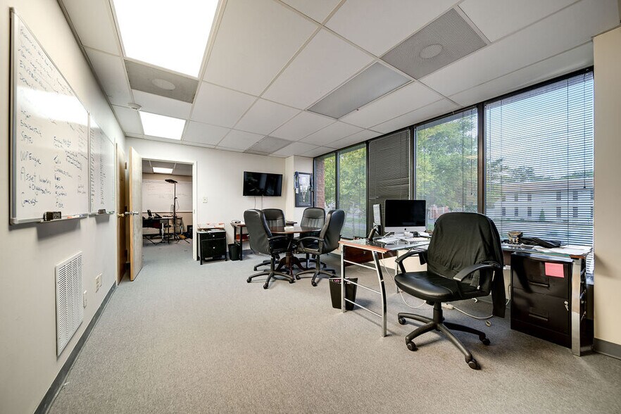 More Photos Of 136 Walton Ferry Rd, Hendersonville Office For Sale