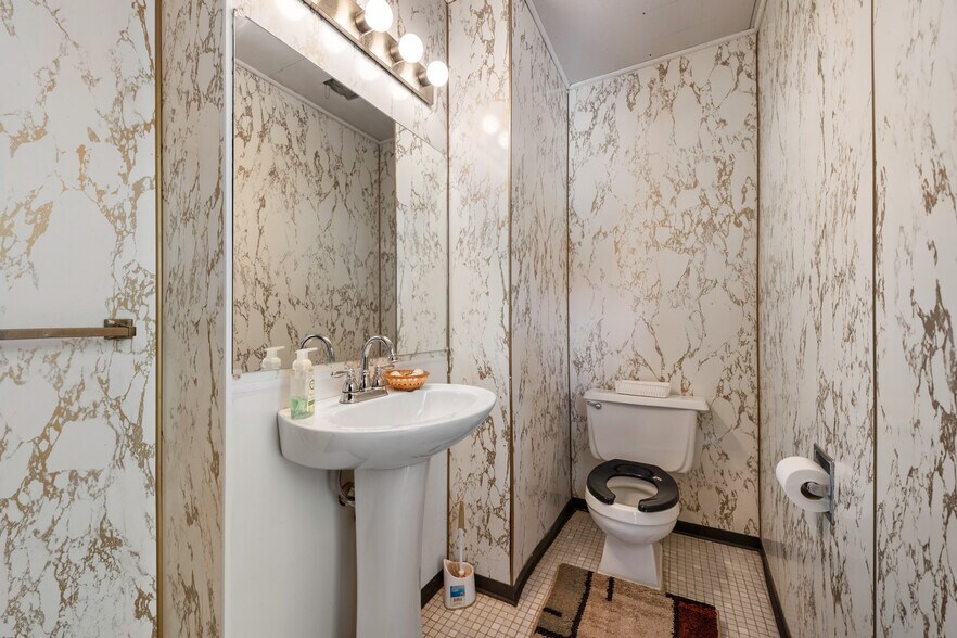 More Photos Of 416 State St, Trinidad Flex For Sale