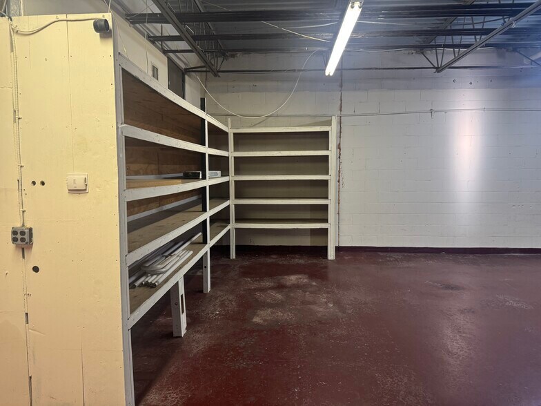 More Photos Of 261 Suburban Ave, Deer Park Warehouse For Lease