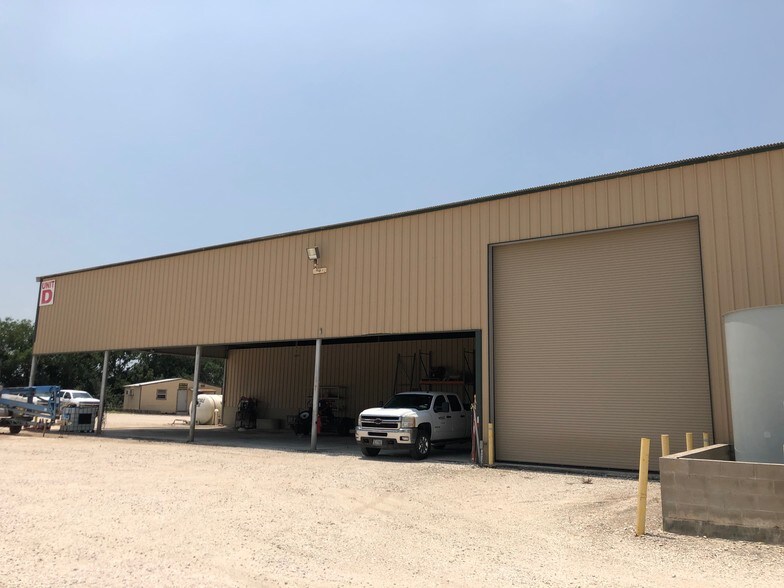 More Photos Of 8730 S Highway 181, Kenedy Warehouse For Lease