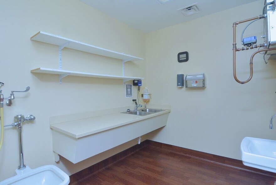 More Photos Of 803 N Jackson St, Albany Office For Lease