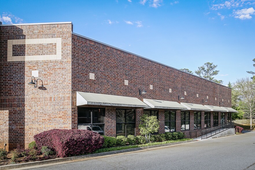 More Photos Of 1890 W Oak Pky, Marietta Showroom For Lease