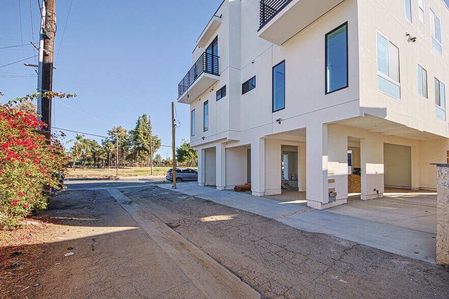 More Photos Of 6401 Odessa Ave, Lake Balboa Multifamily For Sale