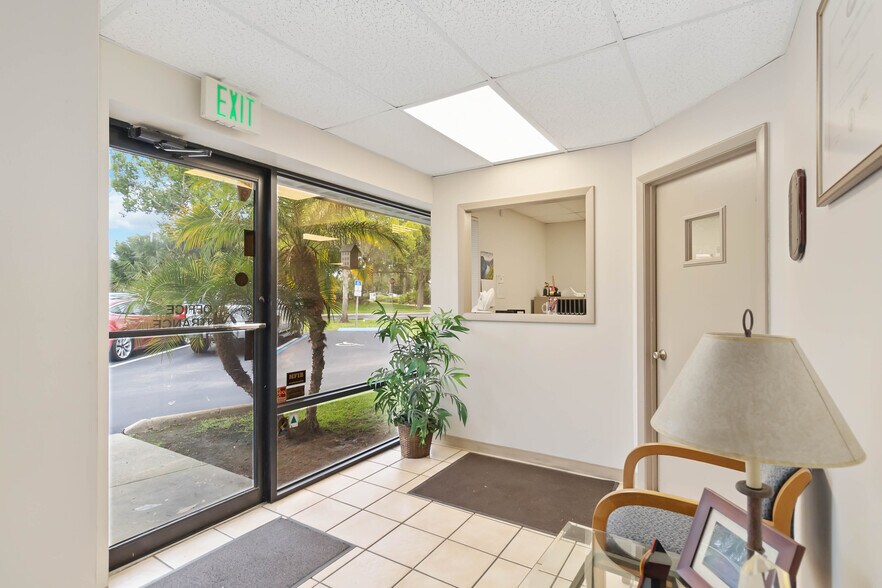 More Photos Of 1076 Florida Central Pky, Longwood Warehouse For Lease