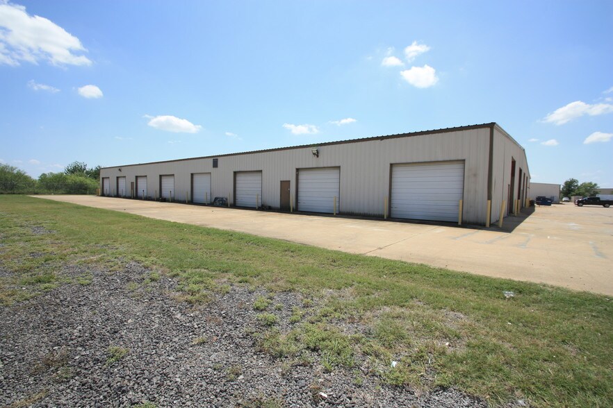More Photos Of 225 Metro Dr, Terrell Unknown For Lease