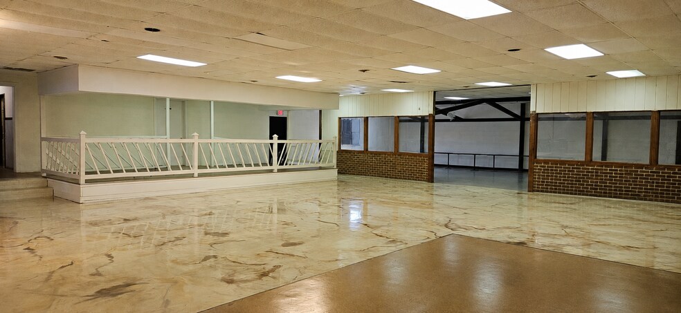 More Photos Of 302 W Colonial Trail Hwy, Blackstone Freestanding For Lease