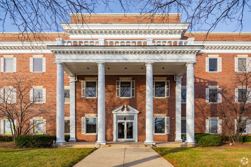 More Photos Of 8930 Waukegan Rd, Morton Grove Office For Lease