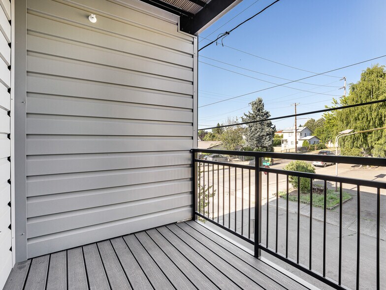 More Photos Of 4780 SE Belmont St, Portland Storefront Retail Residential For Lease