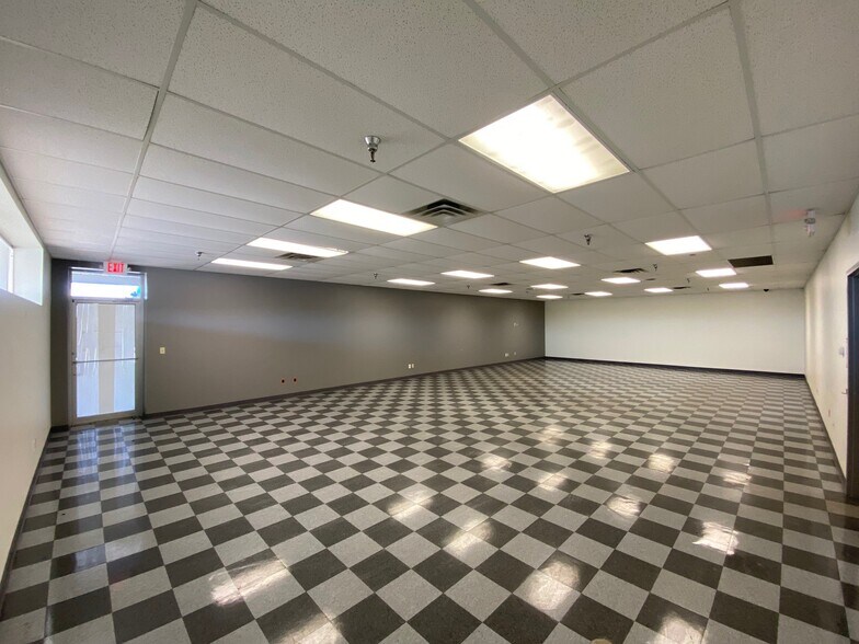 More Photos Of 9797-10161 E Admiral Pl, Tulsa Showroom For Lease