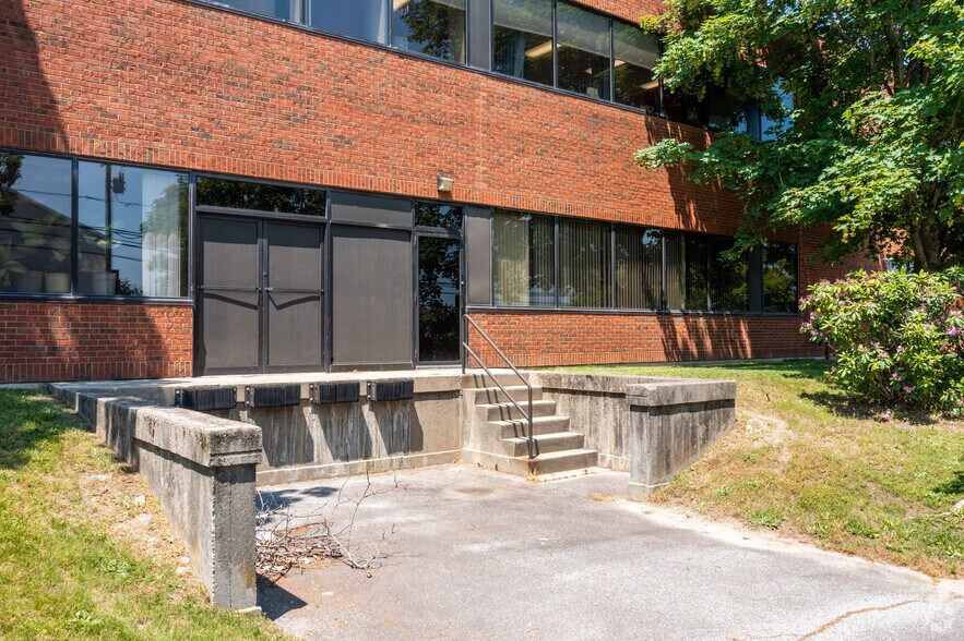 More Photos Of 2 Shaws Cv, New London Medical For Lease