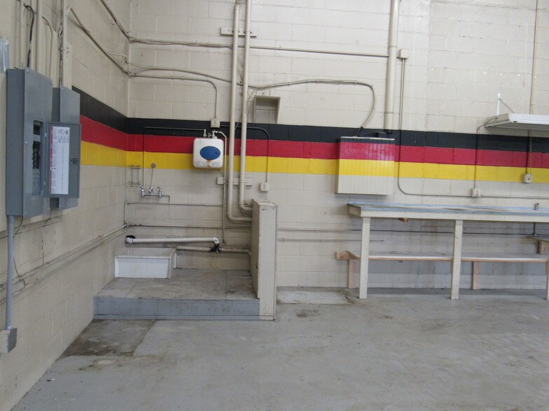 More Photos Of 4794 S Dixie Dr, Dayton Auto Repair For Lease
