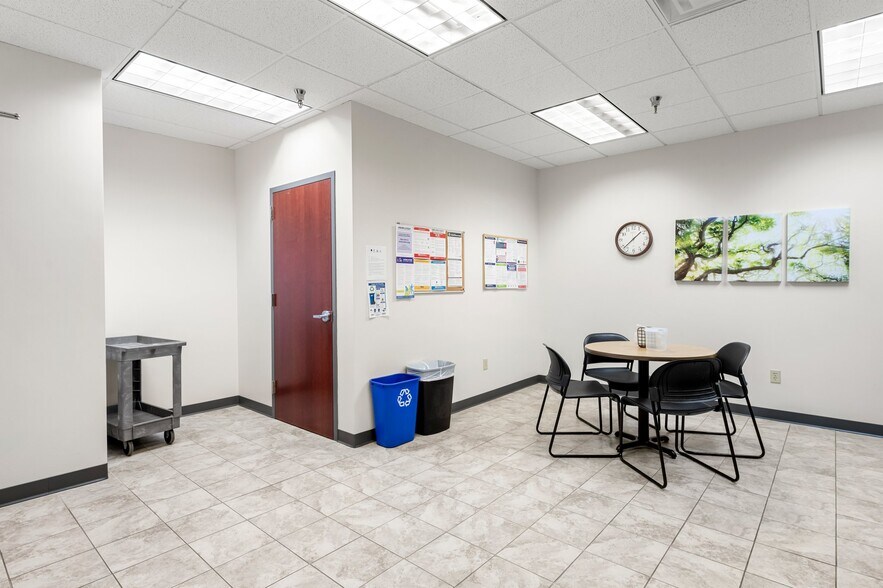 More Photos Of 501-617 Travelers Trl, Burnsville Research And Development For Lease