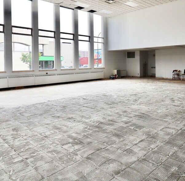 More Photos Of 899 2nd Av E, Owen Sound Bank For Sale