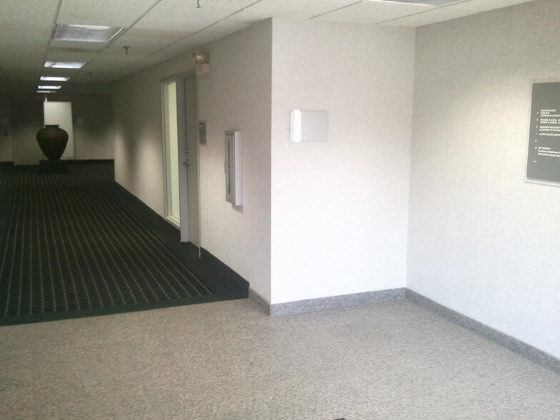 More Photos Of 3701 Commercial Dr, Northbrook Office For Lease