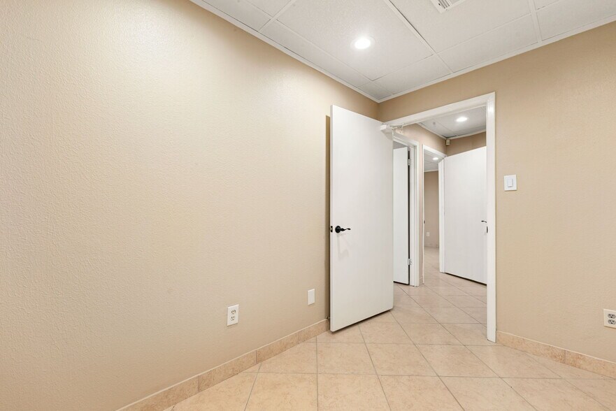 More Photos Of 130 W San Augustine St, Deer Park Office For Sale