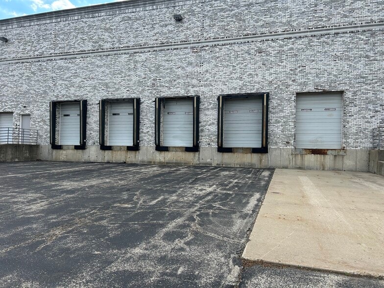 More Photos Of 2500 W Golf Rd, Hoffman Estates Warehouse For Sale