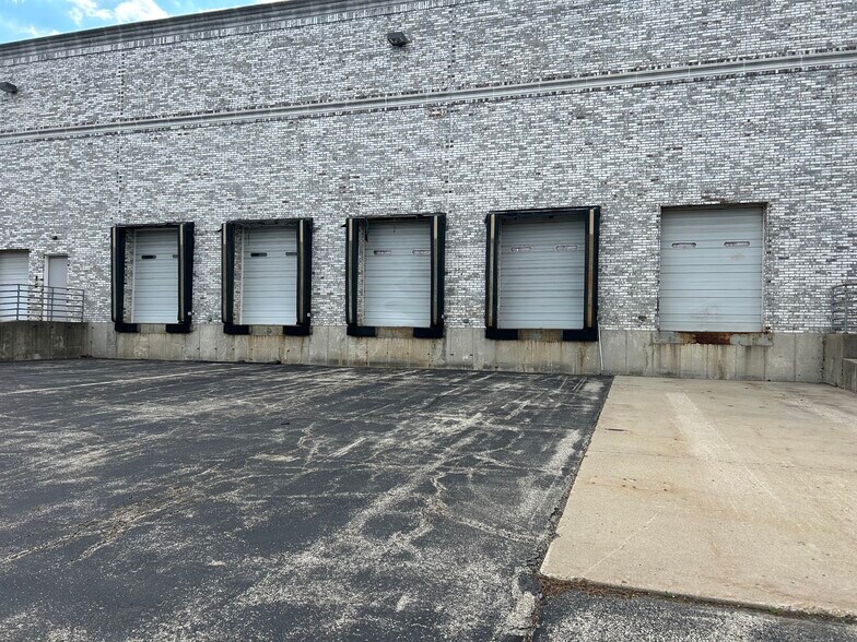 More Photos Of 2500 W Golf Rd, Hoffman Estates Warehouse For Lease