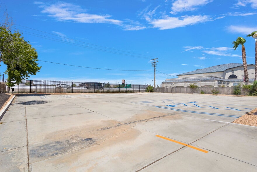 More Photos Of 11768 Mariposa Rd, Hesperia Service For Lease